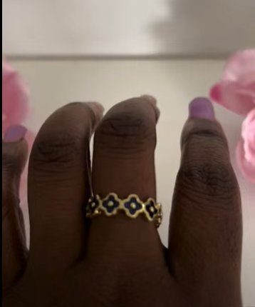 Coloured clover ring