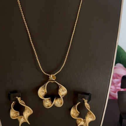Twist hoop earrings & pendant set
